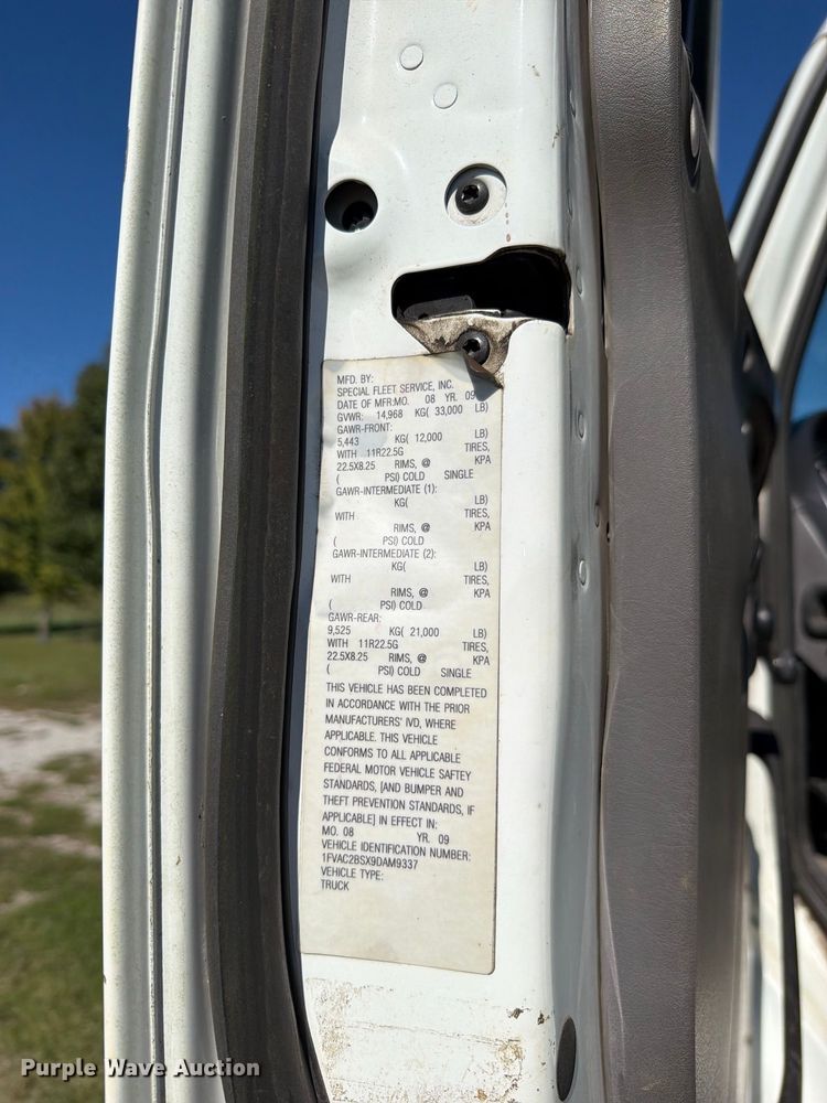 image for item EO8796 2009 Freightliner Business Class M2 Crew Cab rollback truck
