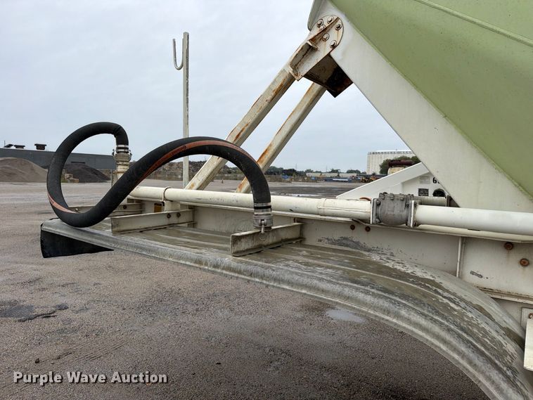 image for item EP7852 1990 Fruehauf HAB-F2-JA 1000 pneumatic dry bulk trailer