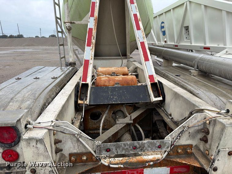 image for item EP7852 1990 Fruehauf HAB-F2-JA 1000 pneumatic dry bulk trailer
