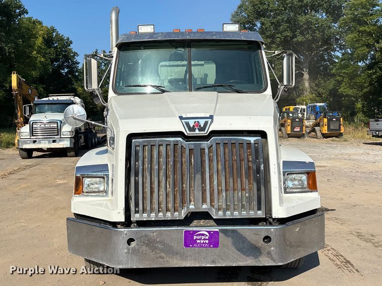 image for item ER3295 2013 Western Star 4700 semi truck