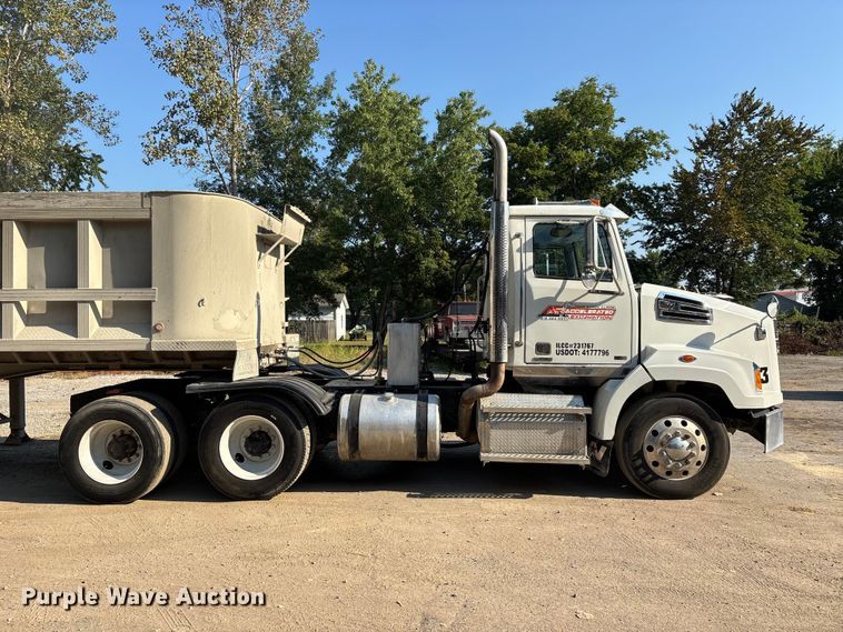 image for item ER3295 2013 Western Star 4700 semi truck
