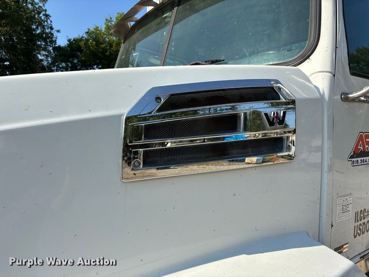 image for item ER3295 2013 Western Star 4700 semi truck