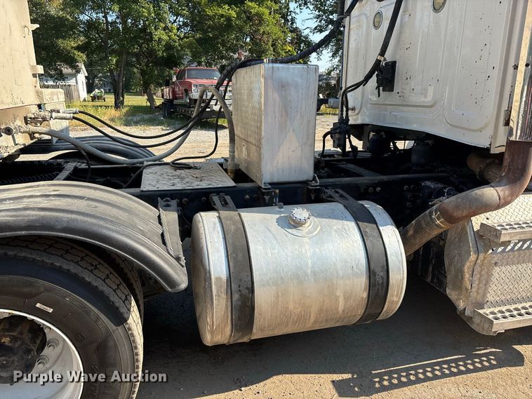 image for item ER3295 2013 Western Star 4700 semi truck