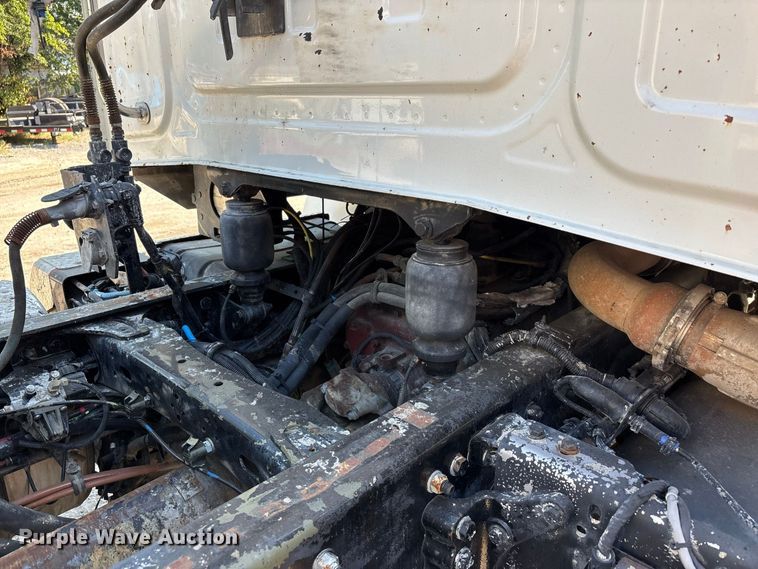image for item ER3295 2013 Western Star 4700 semi truck