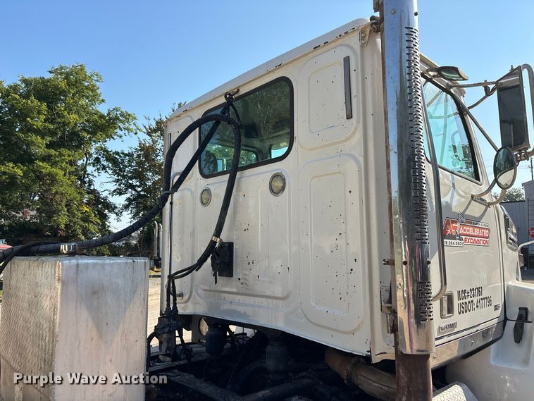 image for item ER3295 2013 Western Star 4700 semi truck