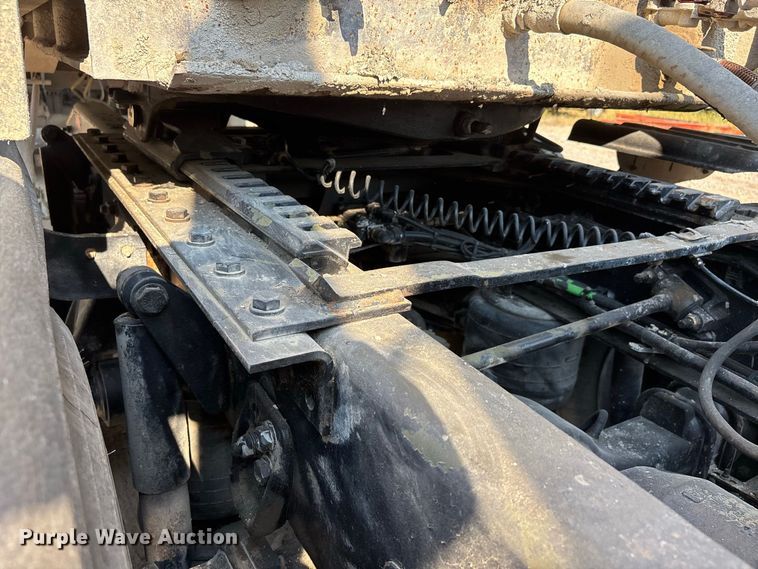 image for item ER3295 2013 Western Star 4700 semi truck