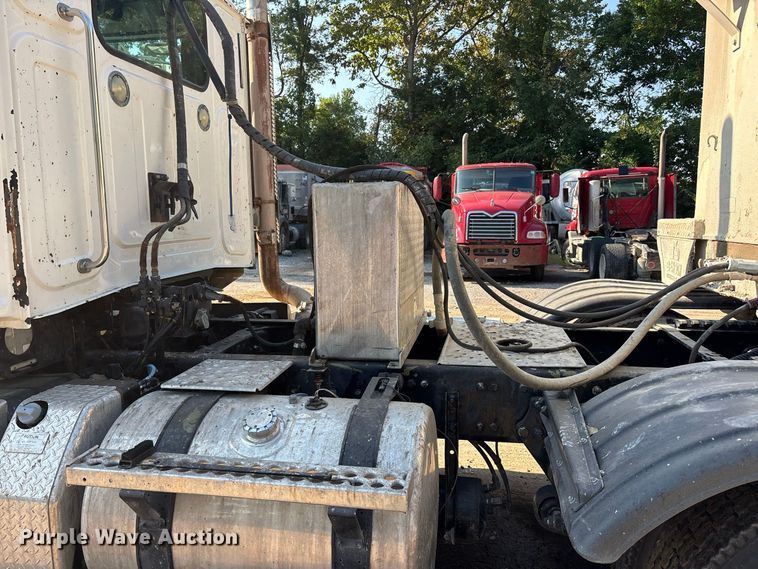 image for item ER3295 2013 Western Star 4700 semi truck