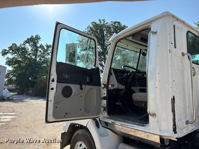 image for item ER3295 2013 Western Star 4700 semi truck