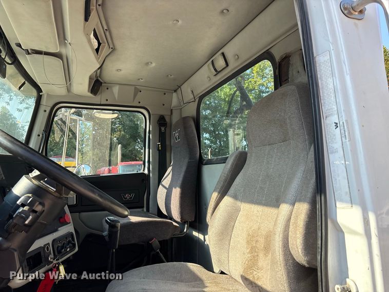 image for item ER3295 2013 Western Star 4700 semi truck