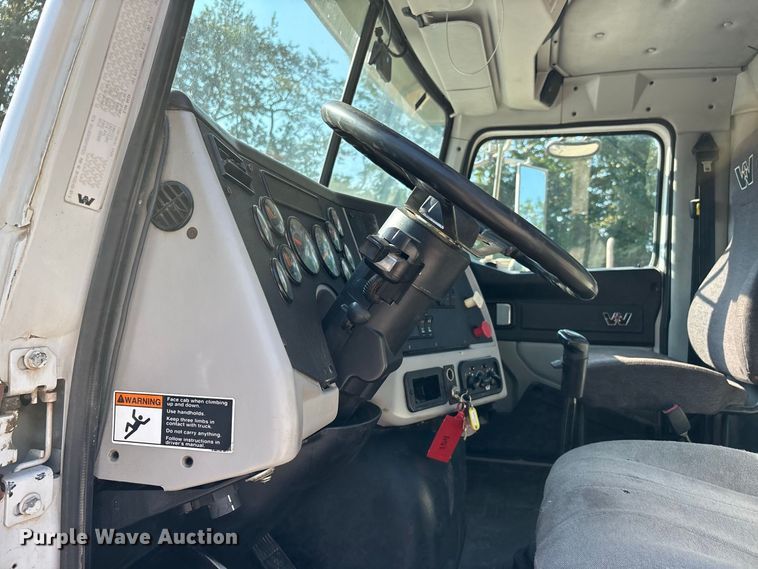 image for item ER3295 2013 Western Star 4700 semi truck