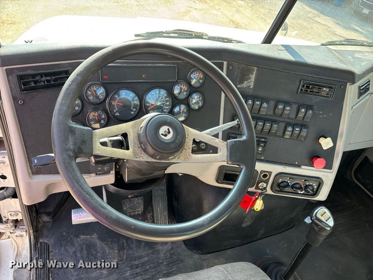 image for item ER3295 2013 Western Star 4700 semi truck