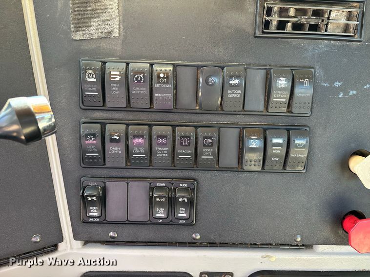 image for item ER3295 2013 Western Star 4700 semi truck