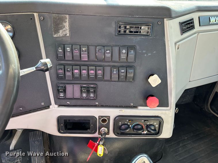 image for item ER3295 2013 Western Star 4700 semi truck