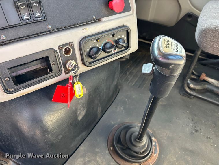 image for item ER3295 2013 Western Star 4700 semi truck