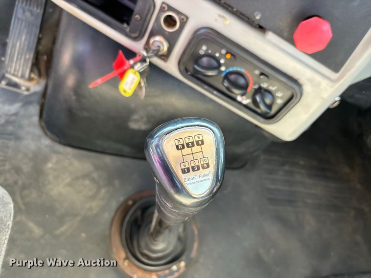 image for item ER3295 2013 Western Star 4700 semi truck