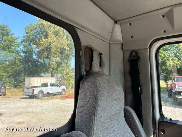 image for item ER3295 2013 Western Star 4700 semi truck