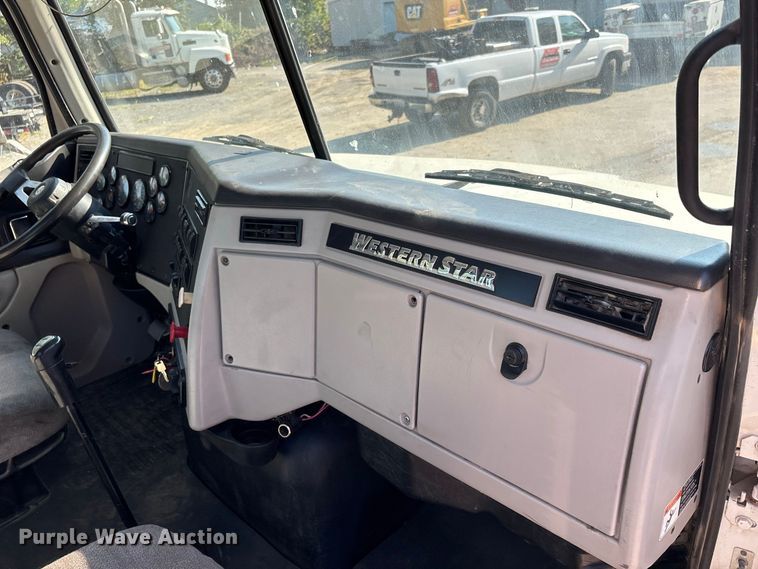 image for item ER3295 2013 Western Star 4700 semi truck