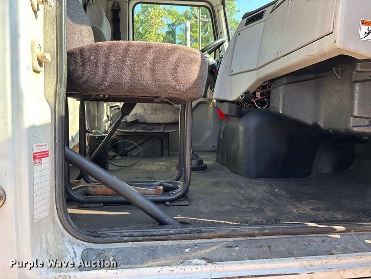 image for item ER3295 2013 Western Star 4700 semi truck