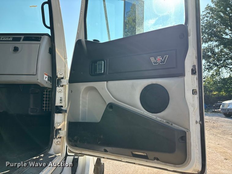 image for item ER3295 2013 Western Star 4700 semi truck