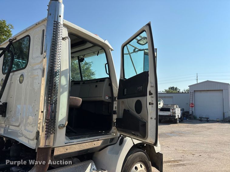 image for item ER3295 2013 Western Star 4700 semi truck
