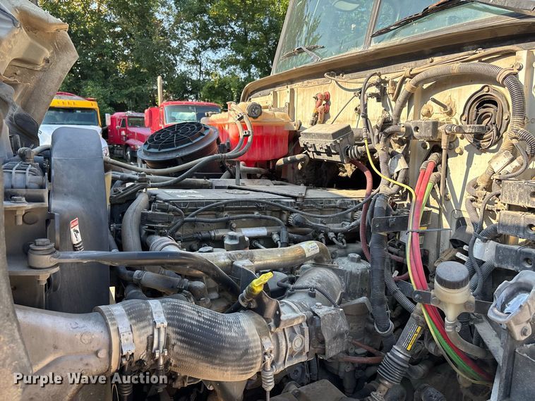 image for item ER3295 2013 Western Star 4700 semi truck