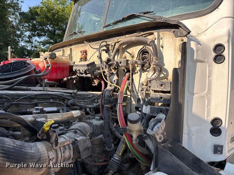 image for item ER3295 2013 Western Star 4700 semi truck