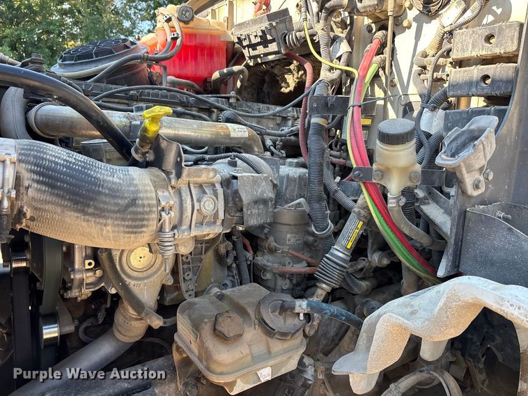 image for item ER3295 2013 Western Star 4700 semi truck