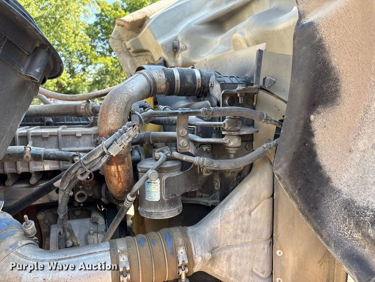 image for item ER3295 2013 Western Star 4700 semi truck