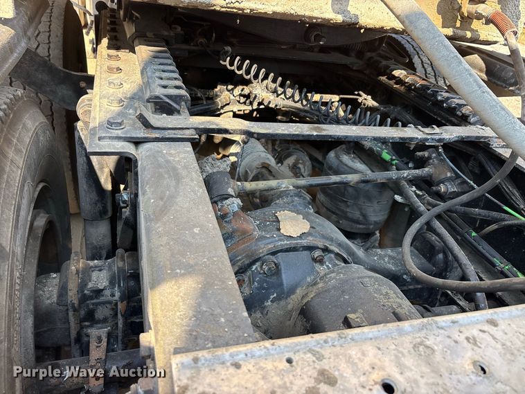 image for item ER3295 2013 Western Star 4700 semi truck