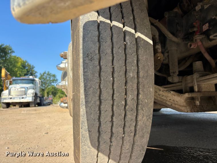 image for item ER3295 2013 Western Star 4700 semi truck