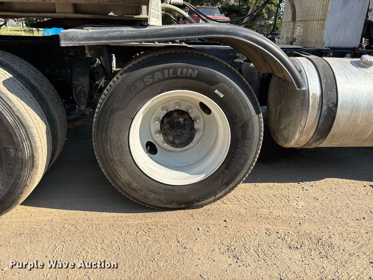 image for item ER3295 2013 Western Star 4700 semi truck