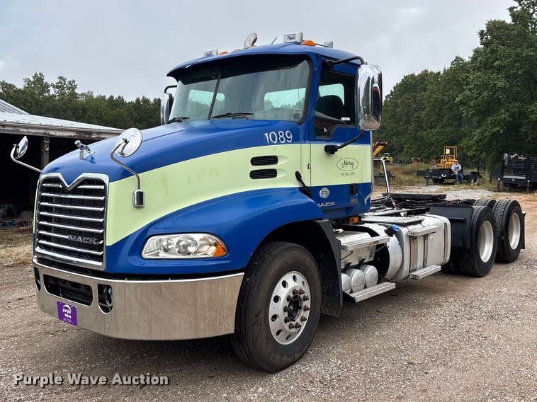 image for item ER3375 2014 Mack CXU semi truck