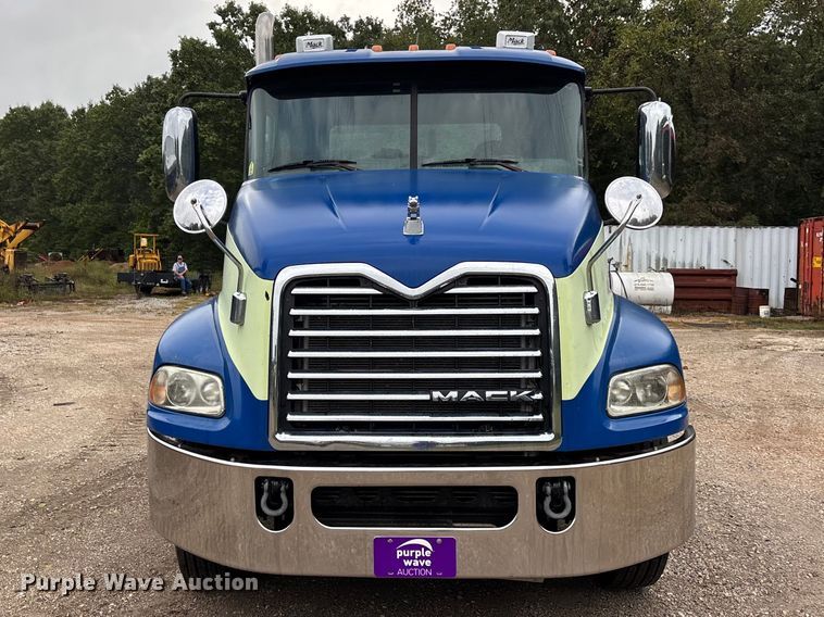 image for item ER3375 2014 Mack CXU semi truck