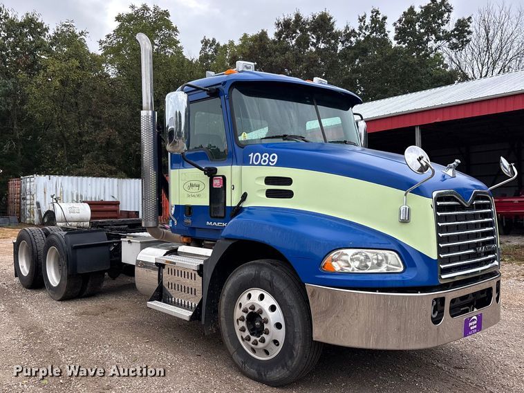 image for item ER3375 2014 Mack CXU semi truck