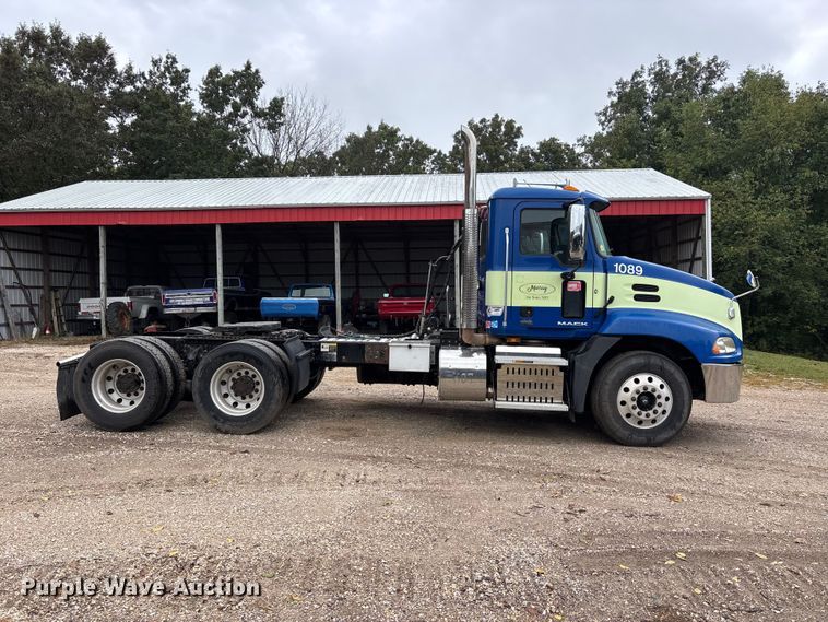 image for item ER3375 2014 Mack CXU semi truck