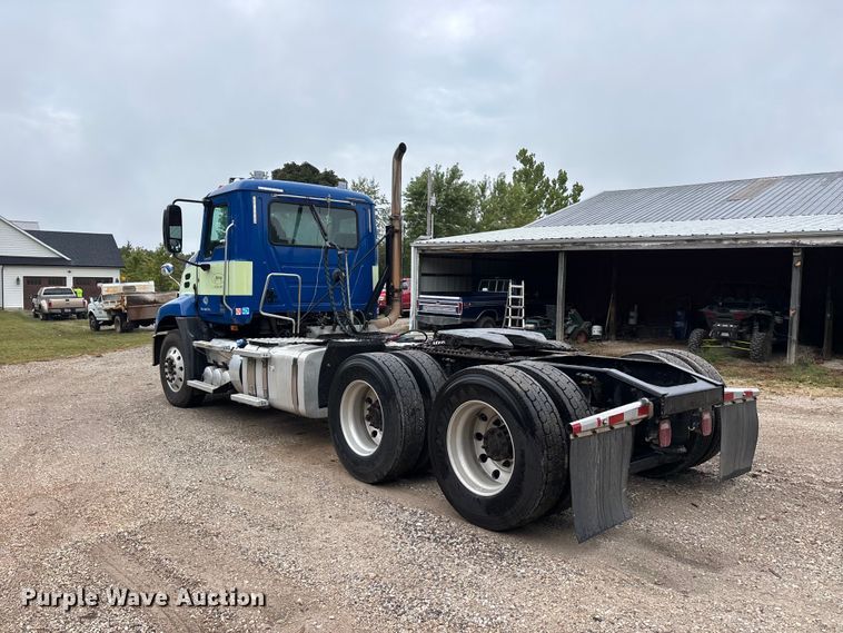 image for item ER3375 2014 Mack CXU semi truck