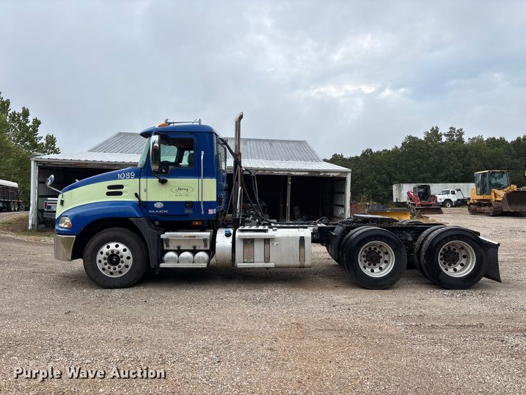 image for item ER3375 2014 Mack CXU semi truck