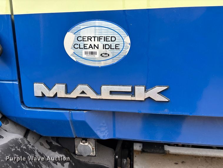 image for item ER3375 2014 Mack CXU semi truck
