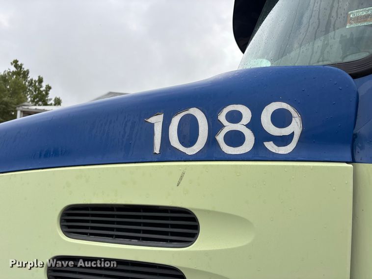 image for item ER3375 2014 Mack CXU semi truck