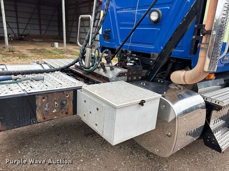 image for item ER3375 2014 Mack CXU semi truck