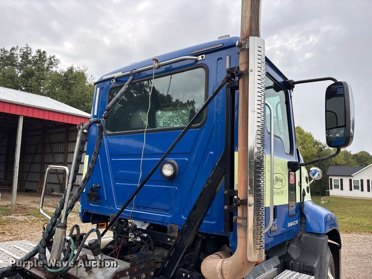 image for item ER3375 2014 Mack CXU semi truck