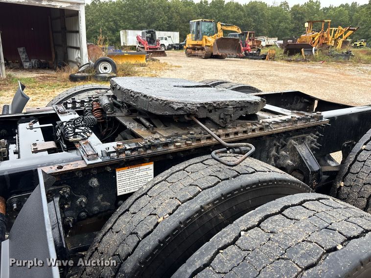 image for item ER3375 2014 Mack CXU semi truck