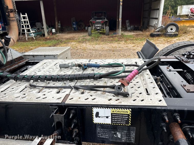 image for item ER3375 2014 Mack CXU semi truck