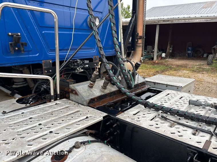 image for item ER3375 2014 Mack CXU semi truck