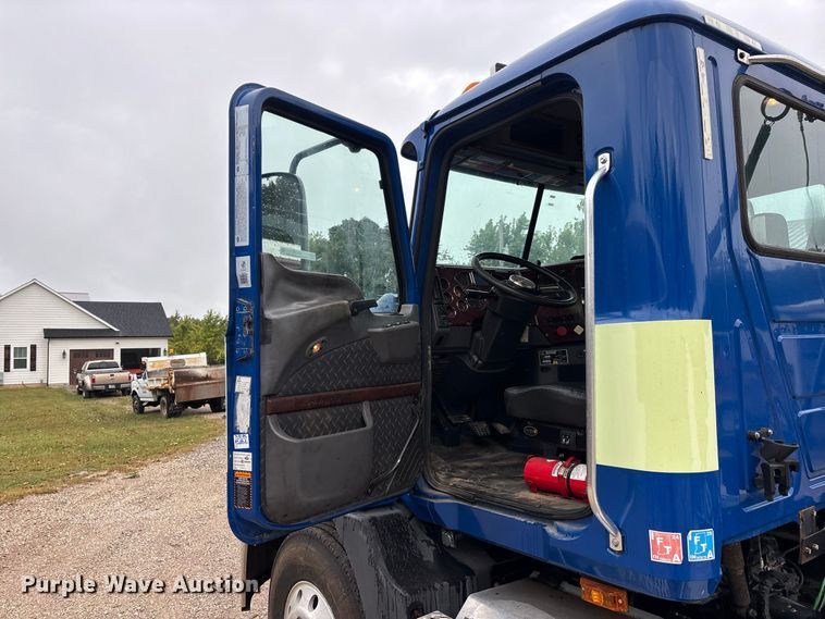 image for item ER3375 2014 Mack CXU semi truck