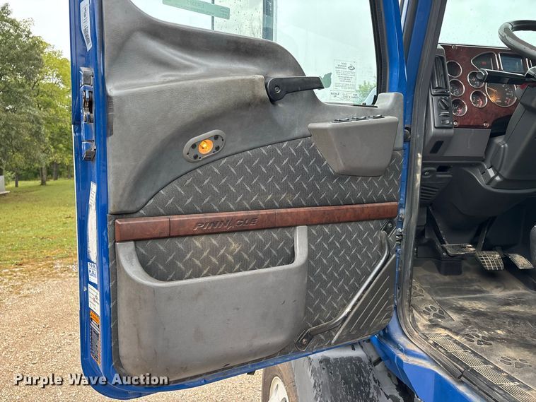 image for item ER3375 2014 Mack CXU semi truck