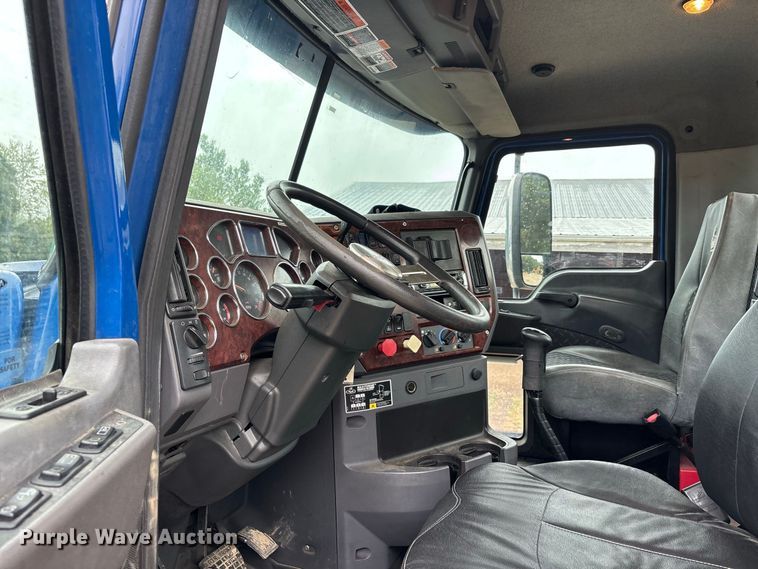 image for item ER3375 2014 Mack CXU semi truck