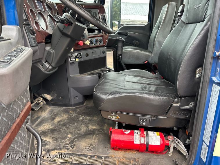 image for item ER3375 2014 Mack CXU semi truck