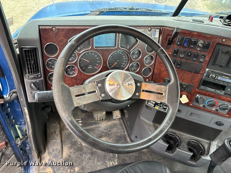 image for item ER3375 2014 Mack CXU semi truck