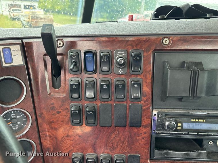 image for item ER3375 2014 Mack CXU semi truck